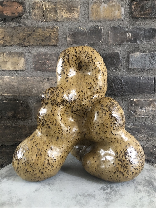 Keramik skulptur af Pernille Calundan